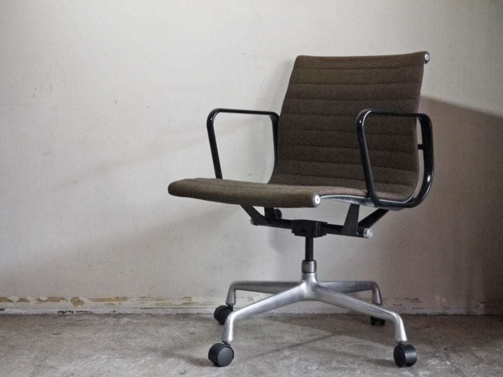 ハーマンミラー Herman Miller アルミナムグループ マネジメントチェア ローバック ファブリックシート ブラウン 4本脚 C&Rイームズ ビンテージ ミッドセンチュリー 中古品 買い取りしました。