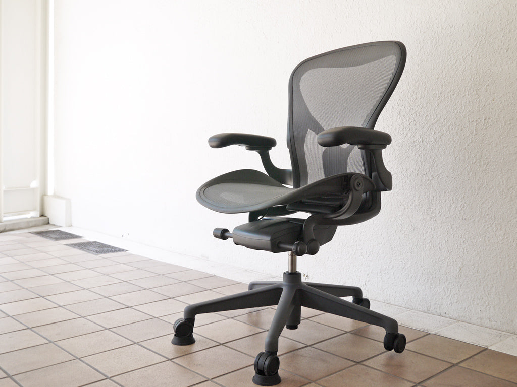 ハーマンミラー Herman Miller アーロンチェア リマスタード ライト Bサイズ フィックスドポスチャーフィット グラファイトカラー 定価\140,800- 美品 中古品 買い取りしました。