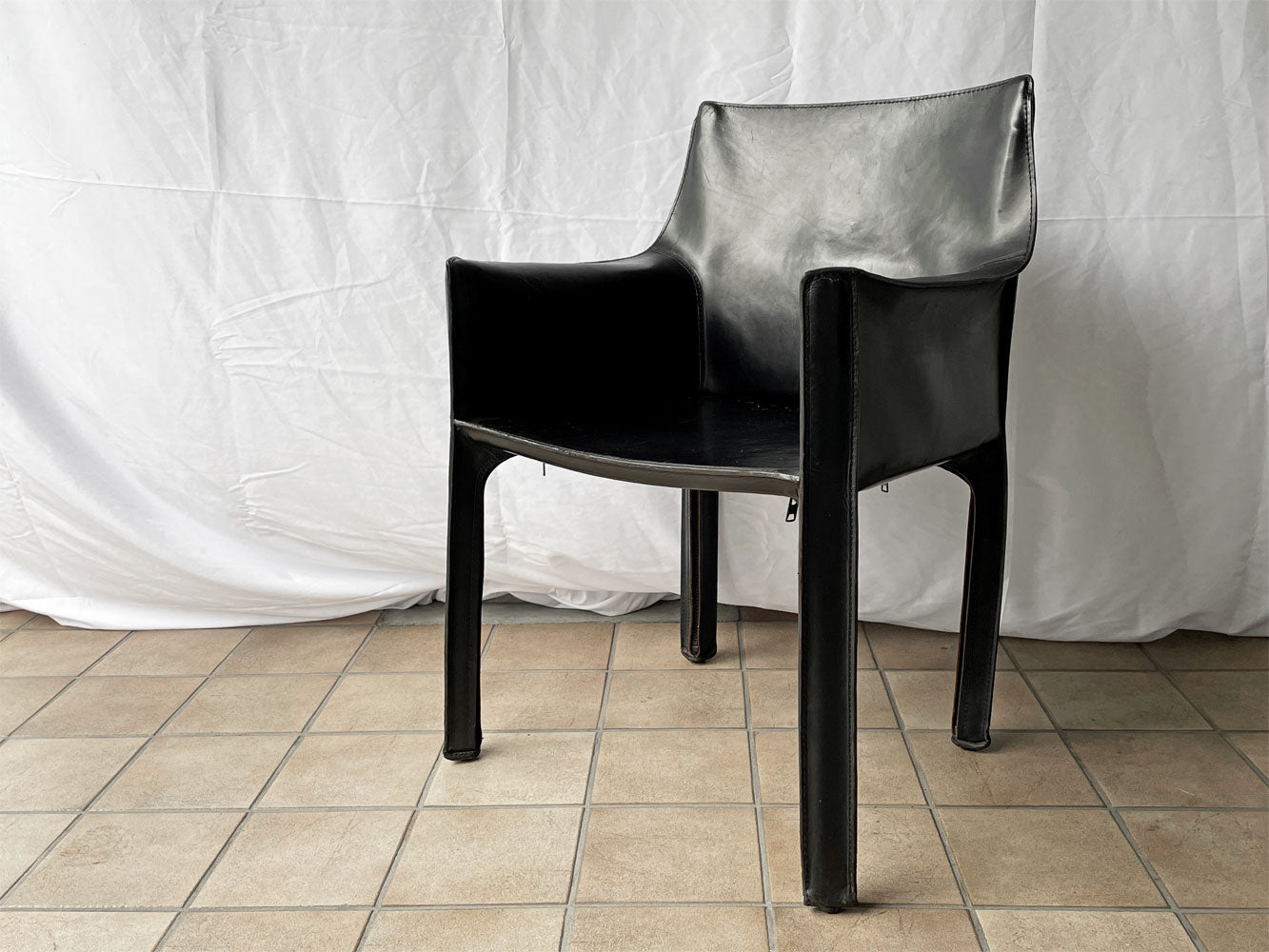 カッシーナ Cassina 413 CAB アームチェア キャブチェア 本革 ブラック マリオ・ベリーニ イタリア モダンデザイン 定価363,000円 中古品 買い取りしました。
