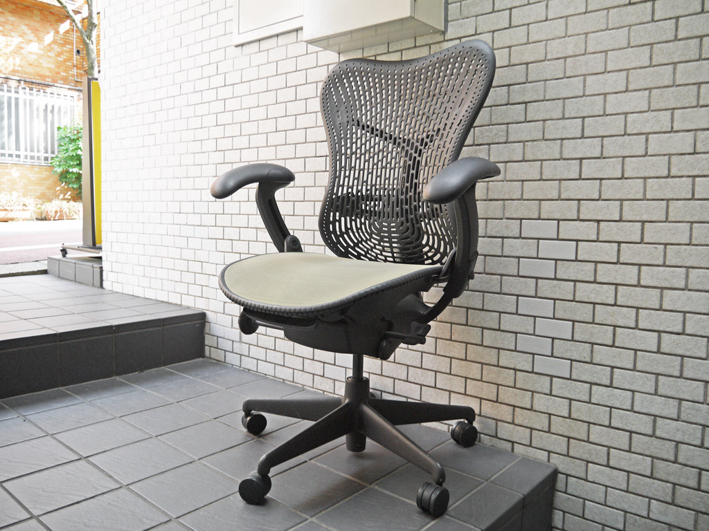 ハーマンミラー Herman Miller ミラチェア Mirra グラファイトベース グラファイトフレーム デスクチェア　中古品 買い取りしました。