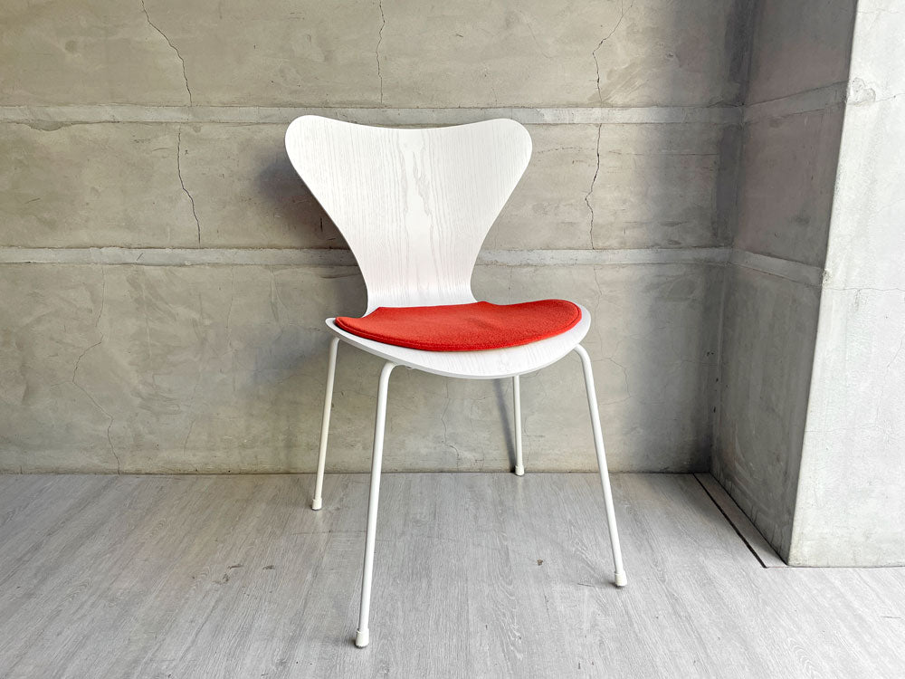 フリッツハンセン Fritz Hansen セブンチェア カラードアッシュ ホワイト ホワイトレッグ アルネヤコブセン ベントハンセンモブラー シートパッド付き 北欧家具 中古品 買い取りしました。