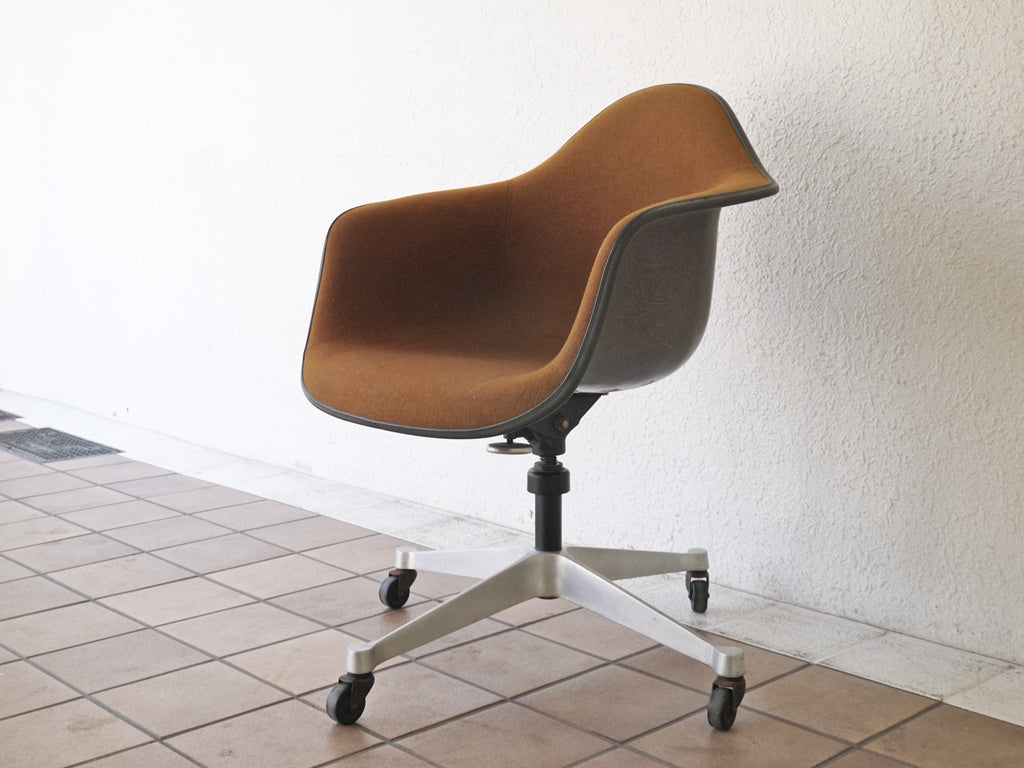 ハーマンミラー Herman Miller 2ndビンテージ アームシェルチェア アプホルスター キャスターベース チルト機能 C&R イームズ ミッドセンチュリー 中古品 買い取りしました。