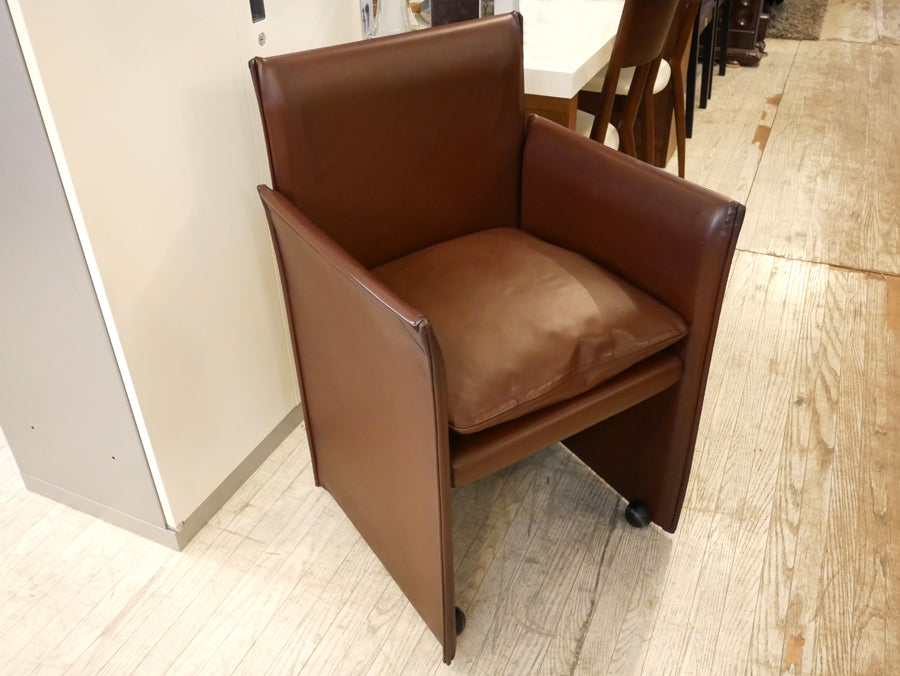 カッシーナ Cassina 401 ブレーク アームチェア 401 BREAK Armchair マリオベリーニ ラウンジチェア キャスター付き 本革 定価: ￥476,000- ～本革仕様の本格的なミニマルモダンデザイン～