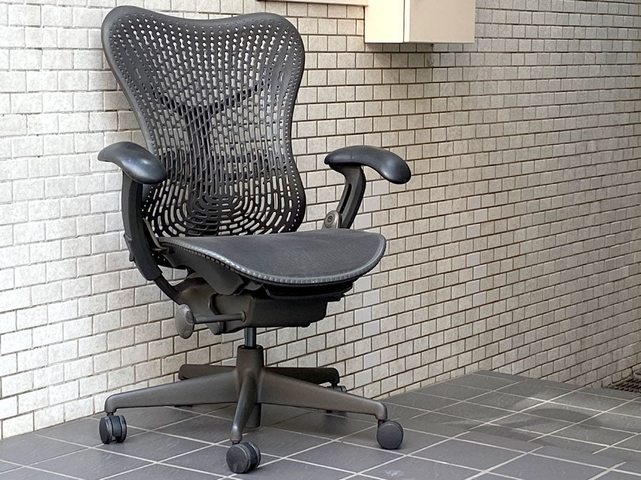 ハーマンミラー Herman Miller ミラチェア Mirra Chair スタジオ7.5 ブラック×グラファイトカラー ～捕らわれない自由が生む柔軟～