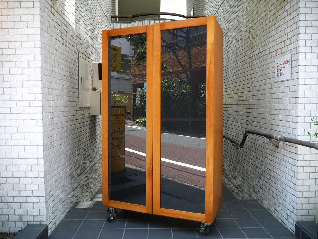 チェリー材 ガラスキャビネット 2列4段 キャスター付き ハビタ habitat 取扱 中古品 買い取りしました。