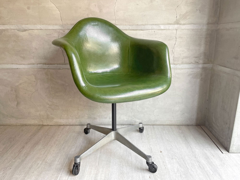 ハーマンミラー Herman Miller アームシェルチェア セカンド 2nd アプホルスター PVCレザー グリーン キャスターベース イームズ 中古品 買い取りしました。