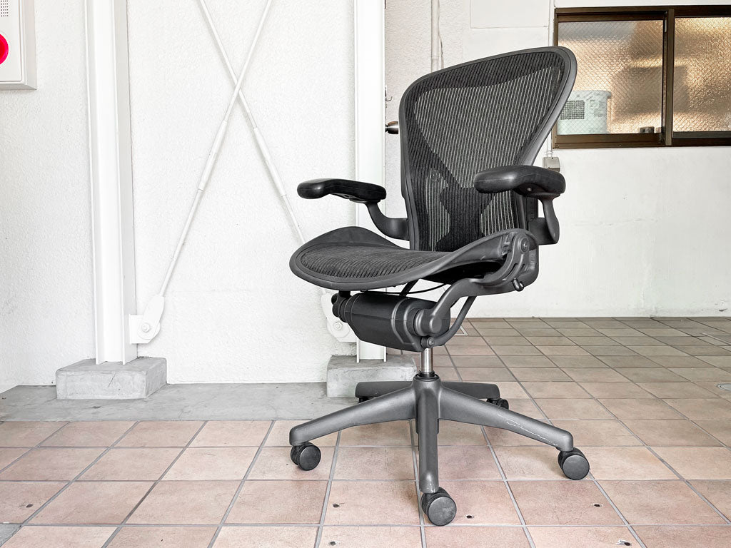 ハーマンミラー Herman Miller アーロンチェア Bサイズ ライト ポスチャーフィット グラファイトベース デスクチェア オフィスチェア バナナクッション・ポスチャーフィットパッド新品 中古品 買い取りしました。