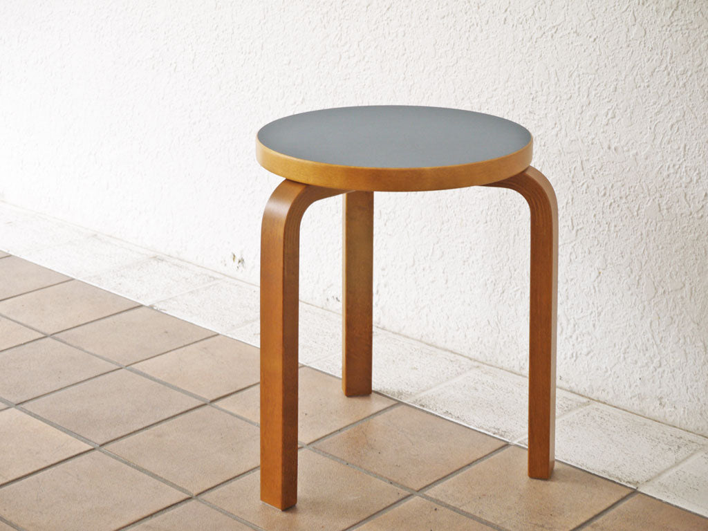 アルテック artek スツール60 stool60 3本脚 SCOPE 別注カラー リノリウム スモーキーブルー × ハニーステイン アルヴァ・アアルト 北欧家具 中古品 買い取りしました。