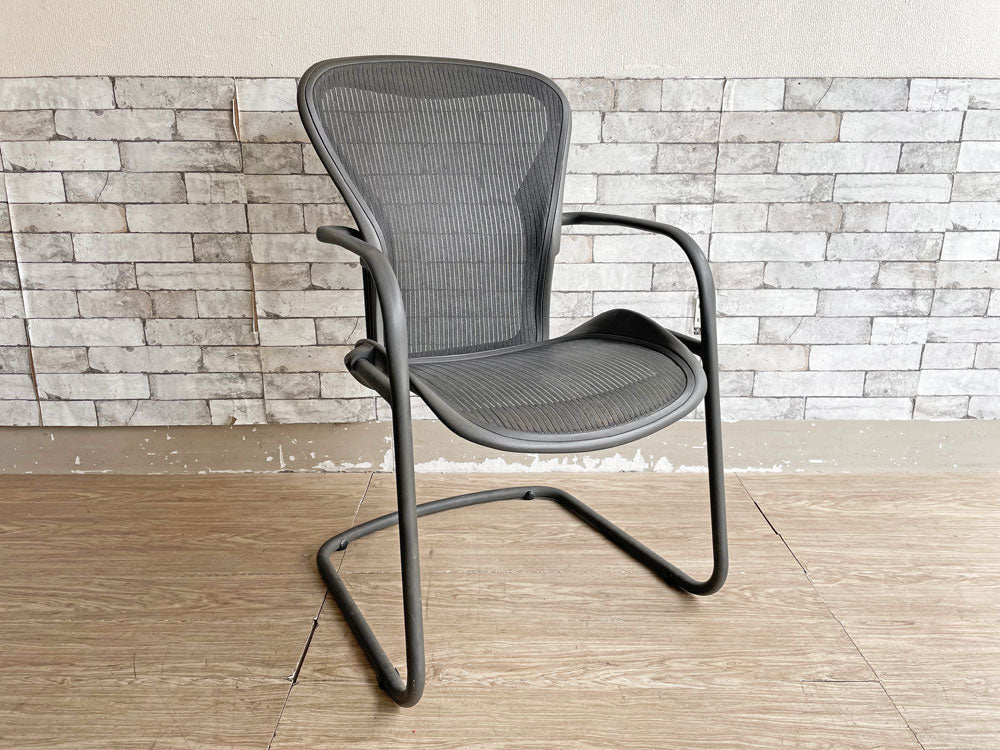 ハーマンミラー Herman Miller アーロン サイドチェア Aeron Side Chair クラシック カーボン Bサイズ カンティレバー 廃盤 参考定価\100,440- 中古品 買い取りしました。