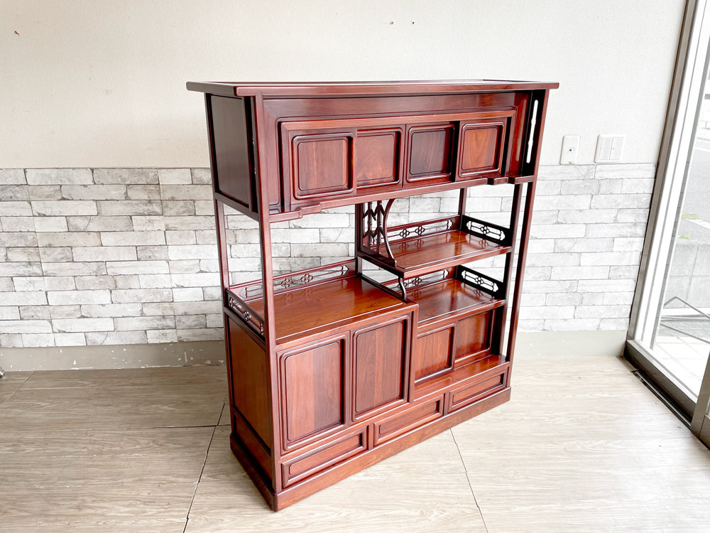 唐木家具 花梨材 飾り棚 違い棚 W119cm 透かし彫り 茶箪笥 オープンシェルフ 中古品 買い取りしました。