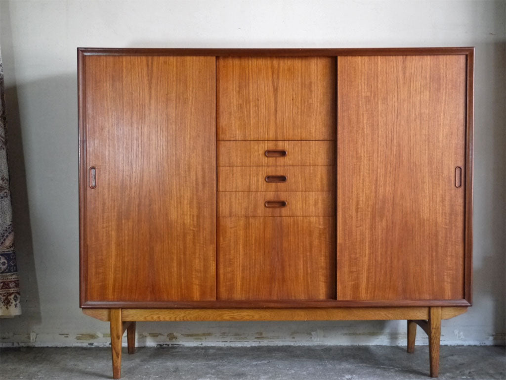 北欧ビンテージ Scandinavian Vintage チーク材 オークレッグ キャビネット サイドボード W140cm H118cm 北欧家具 中古品 買い取りしました。
