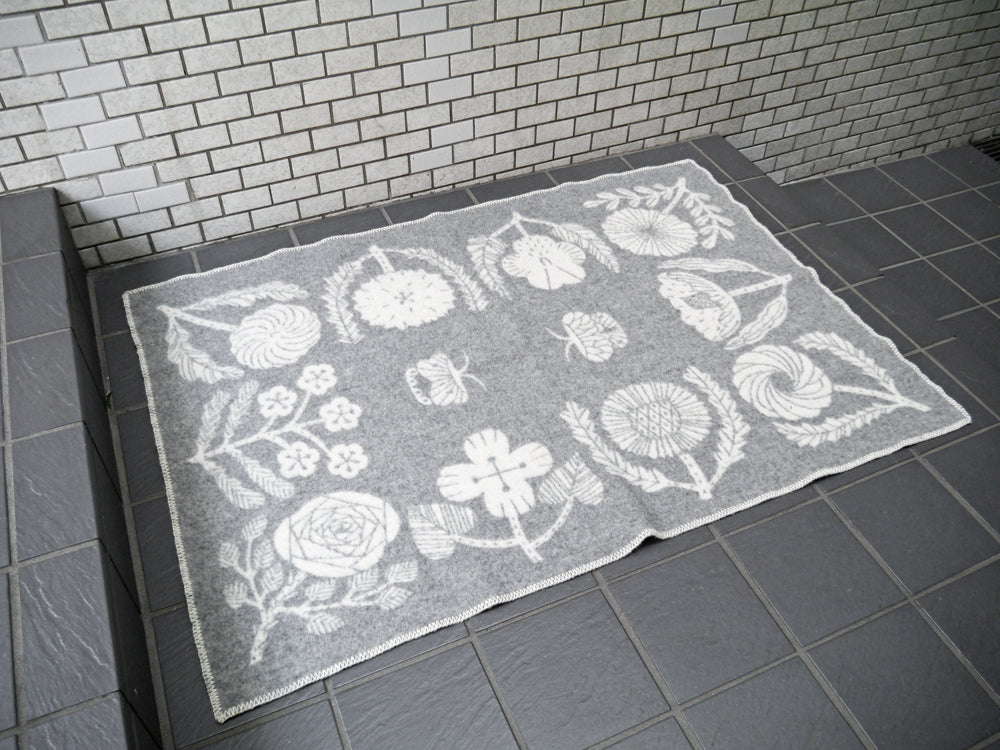 ラプアン カンクリ LAPUAN KANKURIT × 鹿児島睦 花と蝶 VILLIKUKKIA ブランケット ウール100% グレー/ホワイト 90x130cm フィンランド　中古品 買い取りしました。