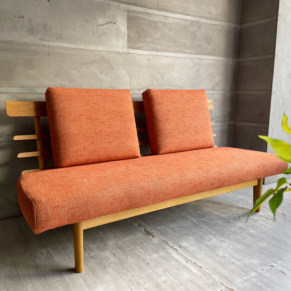 カリモク karimoku 3Pソファ 3人掛け LDソファ ベンチソファ CD5903S524 オーク材 カバーリング オレンジブリック 廃番生地 美品 ～無垢材の気品と色が与えるイメージの変化～