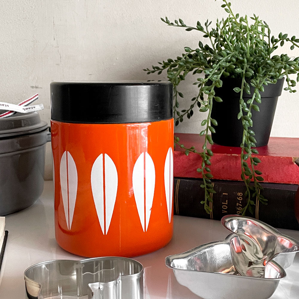 キャサリンホルム Cathrineholm ロータス Lotus キャニスター 缶 オレンジ 蓋付き アルミ製 北欧 ビンテージ ～懐かしさと素材がもつ魅力の北欧ビンテージ雑貨～