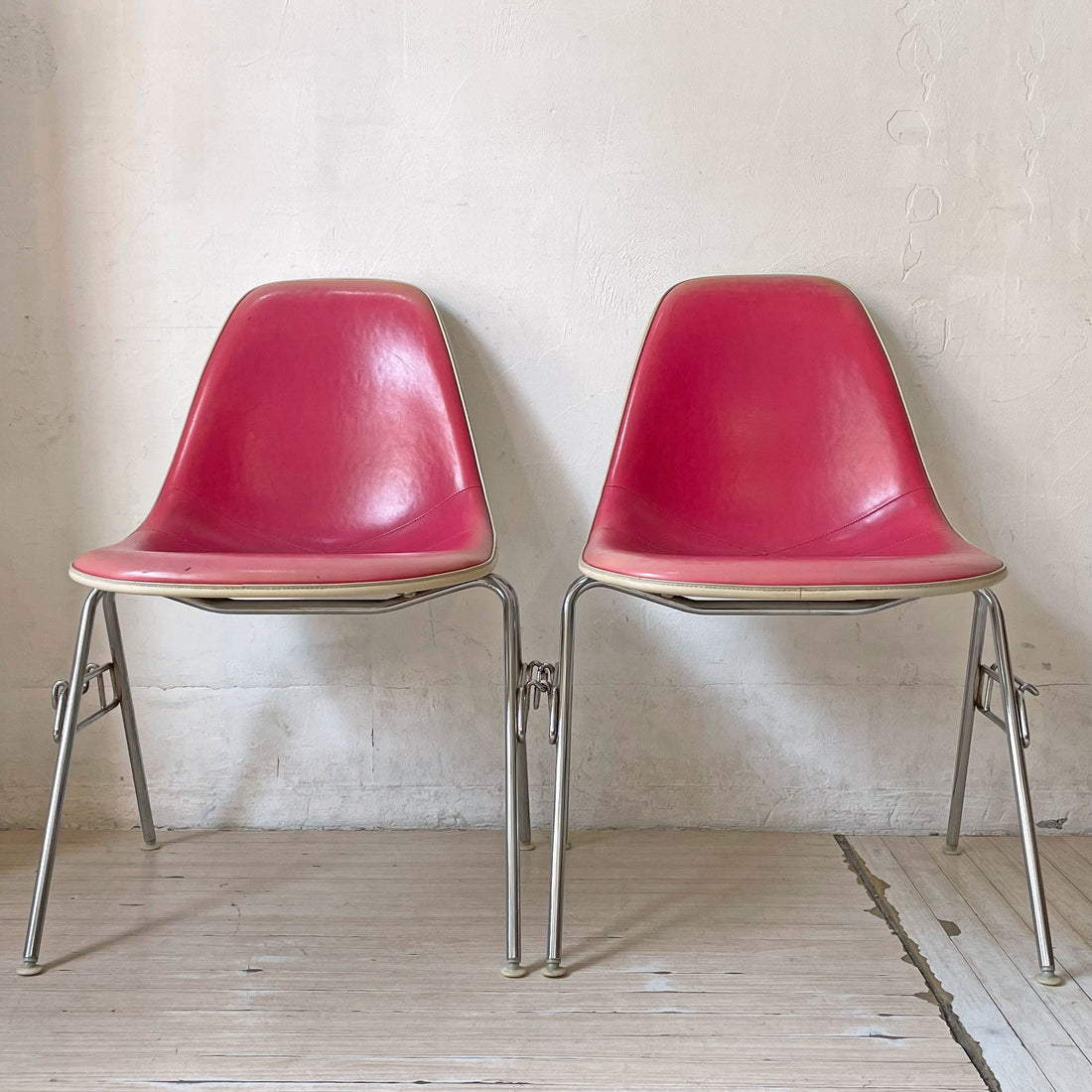 【下北沢店】ハーマンミラー Herman Miller サイドシェルチェア サード 3rdビンテージ PVCレザー FRP製 スタッキングベース イームズ 計2脚 買取させていただきました。