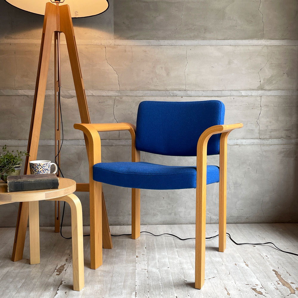 【学芸大学店】マグナスオルセン Magnus Olesen アームチェア Model61 スタッキングチェア ダイニングチェア ビーチ材 ブルー ファブリック 北欧 デンマーク♪ 買取させていただきました。