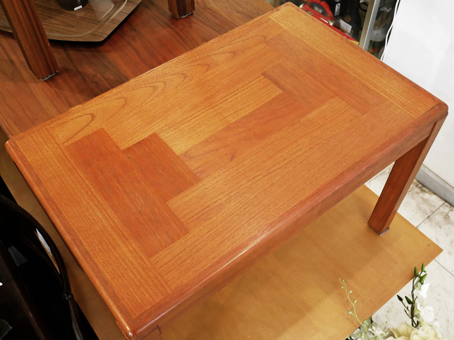 Vejle Stole & Mobelfabrik チーク材 サイドテーブル Henning Kjaernulf デンマークビンテージ ～自然が作り出した「温かい家具」～