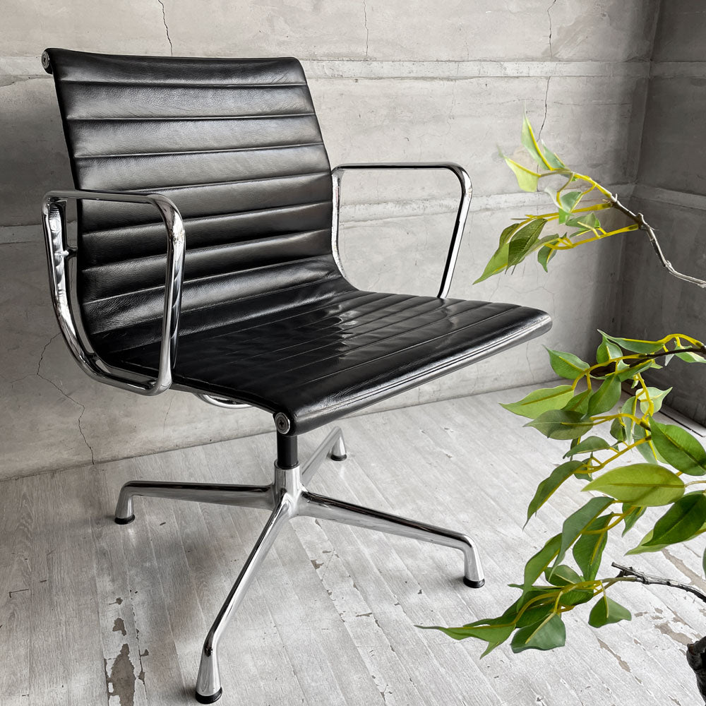 【学芸大学店】ヴィトラ vitra イームズアルミナムグループ マネジメントチェア デスクチェア アームチェア 本革 固定脚 4本脚 グライズ イームズ♪ 買取させていただきました。