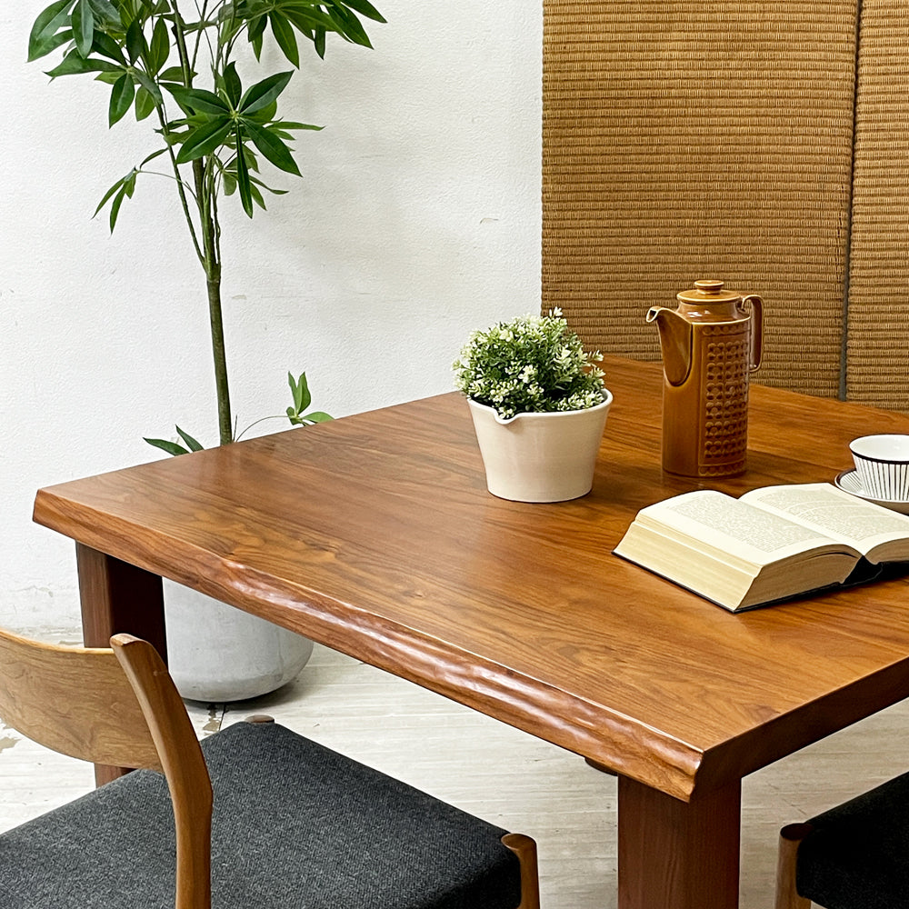 家具蔵 KAGURA ウォールナット無垢材 耳付き天板 ダイニングテーブル 110x110cm ナチュラルモダン ～木の生命感を感じられる最高級無垢材家具～