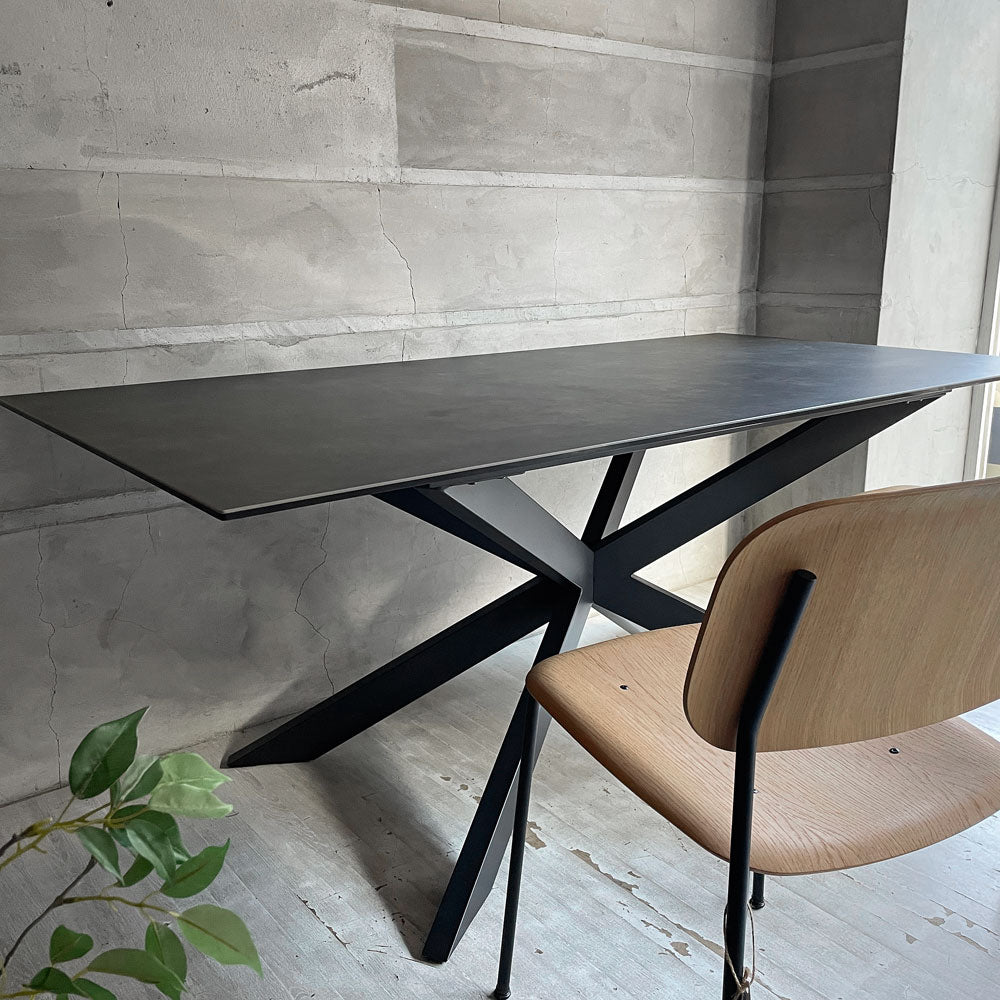 【学芸大学店】かねたや グラン GLAN ダイニングテーブル セラミック天板 ガラス スチール クロス脚  モダンデザイン 買取させていただきました。