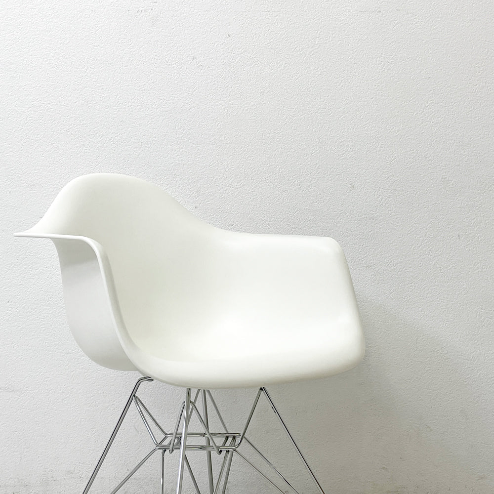 【祖師ヶ谷大蔵店】ハーマンミラー Herman Miller × ヴィトラ vitra Wネーム アームシェルチェア エッフェルベース ホワイト C&R.イームズ ミッドセンチュリー 買取させていただきました。