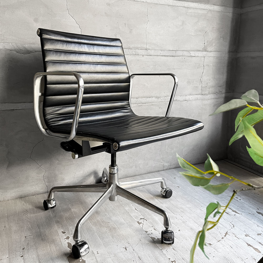 【学芸大学店】ハーマンミラー Herman Miller イームズアルミナムグループチェア マネジメントチェア レザー 本革 アルミバフベース 5本脚 キャスター 回転式昇降 イームズ 買取させていただきました。