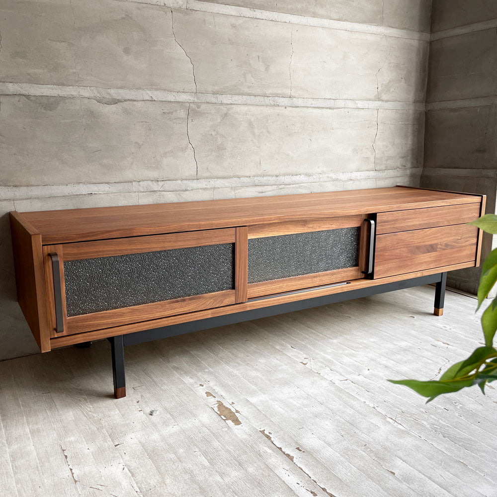 クラッシュゲート CRASH GATE イージーライフ Easy Life ジンロ ZINRO テレビボード TV BOARD AVボード W160cm ウォールナット材 ガラス戸 ブラックスチール 抽斗2杯 展示美品 ～ 様々な表情を感じるインダストリアルデザイン ～