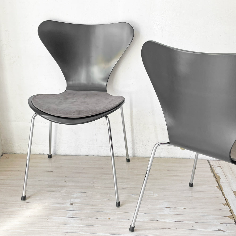 【下北沢店】フリッツハンセン Fritz Hansen セブンチェア ダイニングチェア ブラック ラッカー再塗装 アルネ・ヤコブセン デンマーク スタッキングチェア 北欧家具 MIONETTA社製シートパッド付き 計2脚 買取させていただきました。