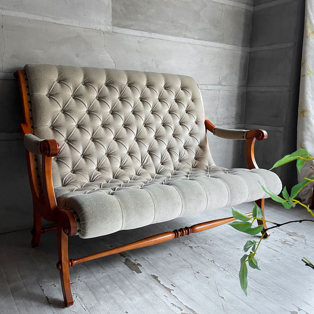 横浜ダニエル DANIEL ブーツ Boot ラブシート 2Pソファ 2人掛け 樺桜材 ベージュ系ファブリック スタッズ 鋲打ち クラシカル ～手仕事が生み出す伝統と格式～