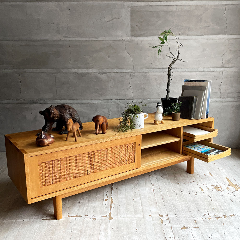 【学芸大学店】カーフ Karf カノ KANO テレビボード AVボード オーク無垢材 ラタン 籐 W150cm スライドドア 抽斗二杯 ナチュラル 廃番 ♪ 買取させていただきました。