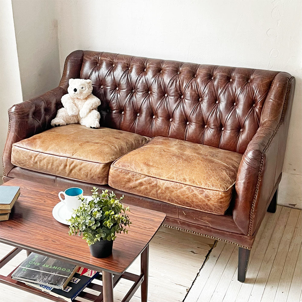 UKビンテージ チェスターフィールド 2シーターソファ ラブソファ 本革 鋲打ち スタッズ 英国家具 ～ 気品のあるビンテージソファ～