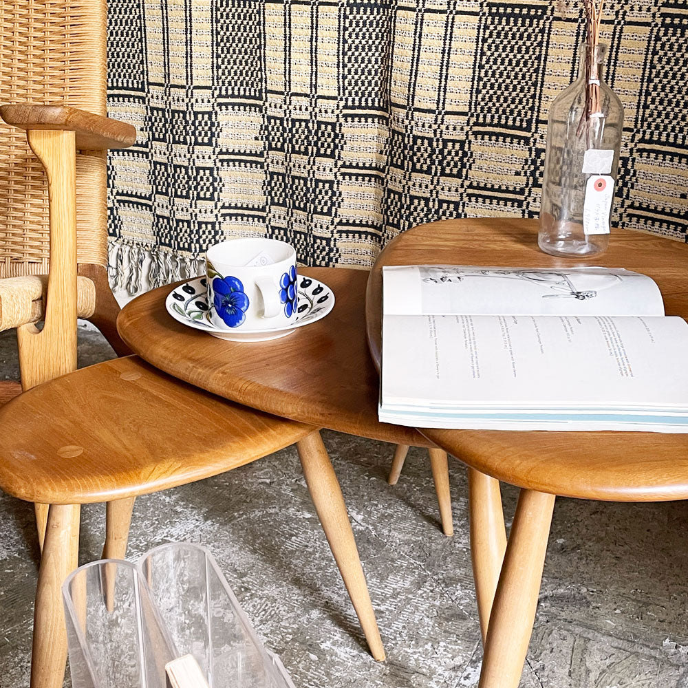 アーコール ercol ペブル PEBBLE 354 ネストテーブル nest of tables サイドテーブル ブルーラベル エルム材 UKビンテージ ～ 小さな余白を、美しく整える ～