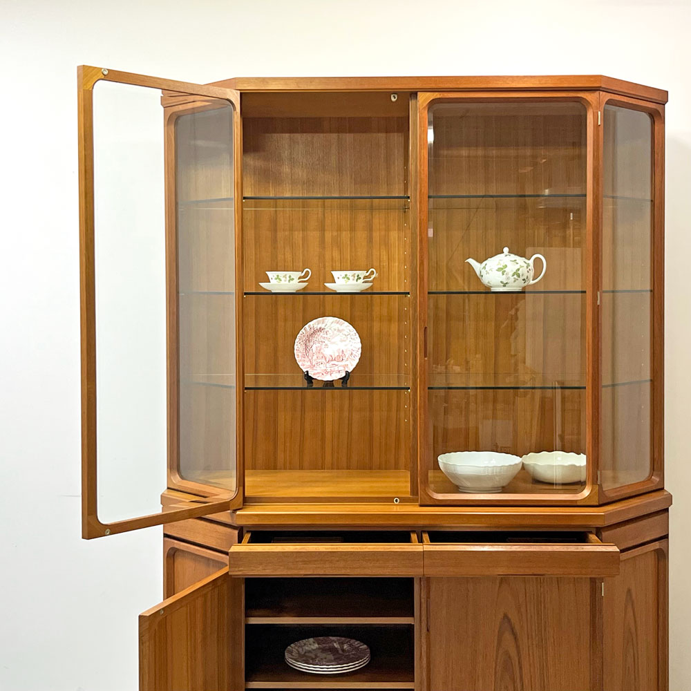 日田工芸 Hita Craft マキシム maxim チーク材 キュリオケース 4面 ガラス 抽斗2杯 飾り棚 キャビネット 小箱2個付き W150cm 北欧スタイル ～最上級の佇まいで彩る。～