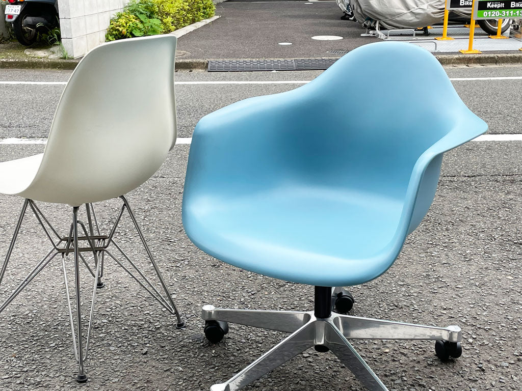 ハーマンミラー Herman Miller × ヴィトラ vitra. Wネーム アームシェルチェア コントラクトベース キャスター 水色 イームズ Eames ミッドセンチュリー ～ 良い色×レア仕様 ～