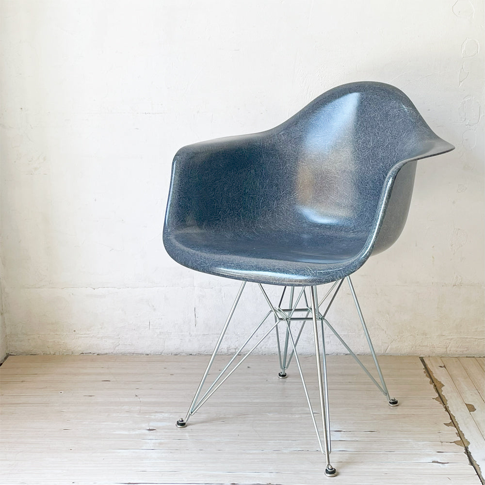 【下北沢店】ハーマンミラー Herman Miller アームシェルチェア 現行FRP製 ネイビー エッフェルベース C&R イームズ ミッドセンチュリー 買取させていただきました。