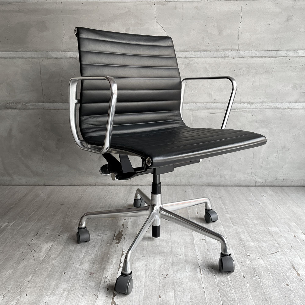 ハーマンミラー Herman Miller イームズアルミナムグループ マネジメントチェア アルミバフベース ガス圧昇降 5本脚キャスター 本革 レザー ブラック ～ オフィスチェアの原点 ～