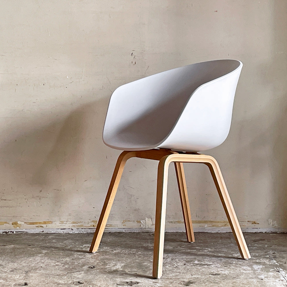 【自由が丘店】ヘイ HAY アバウト ア チェア ABOUT A CHAIR AAC22 アームチェア ダイニングチェア ホワイト ヒー・ウェリング 北欧モダン デンマーク 買取させていただきました。