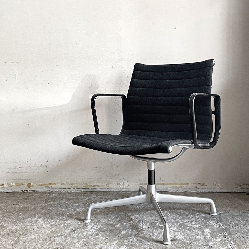 【自由が丘店】ハーマンミラー Herman Miller イームズアルミナムグループ マネジメントチェア デスクチェア アルミバフベース ファブリック 固定脚 4本脚 C&Rイームズ 買取させていただきました。