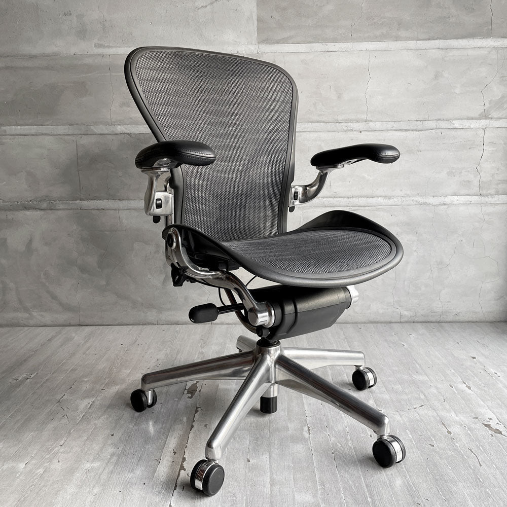 【学芸大学店】 ハーマンミラー Herman Miller アーロンチェア Aeron Chair タキシードメッシュ フル装備 Bサイズ ポスチャーフィット ポリッシュドアルミベース レザーアーム   バナナクッション新品♪ 買取させていただきました。