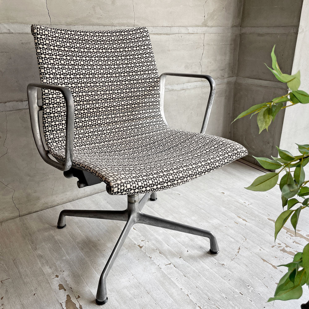 ハーマンミラー Herman Miller ビンテージ アルミナムグループ マネジメントチェア デスクチェア マハラム生地 ジラード Facets張り 固定脚 4本脚 イームズ ミッドセンチュリー～幾何学で集中～
