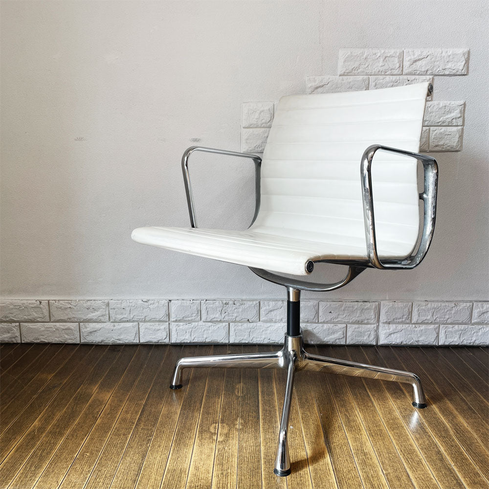 【経堂店】ヴィトラ vitra イームズアルミナムグループ マネジメントチェア デスクチェア 本革 ホワイト 固定脚 4本脚 グライズ C&Rイームズ 買取させていただきました。