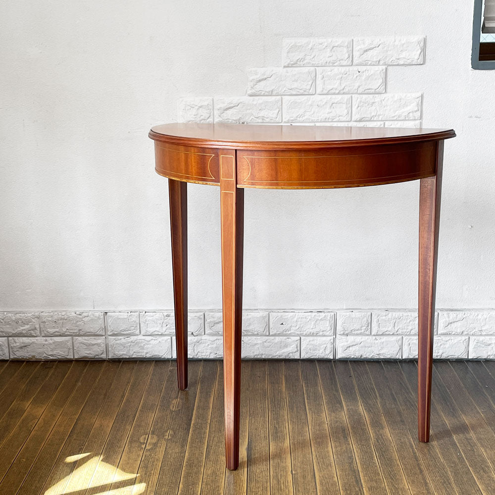 【経堂店】ヨーロピアンクラシカルデザイン 半円 三つ脚 コンソールテーブル 花台 象嵌 アンティーク調 買取させていただきました。