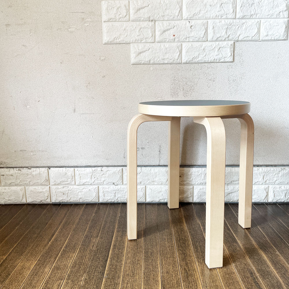 【経堂店】アルテック artek スツール Stool E60 バーチ材 4本脚 リノリウム ピューター2 スコープ scope 別注カラー アルヴァ・アアルト フィンランド 北欧家具 買取させていただきました。