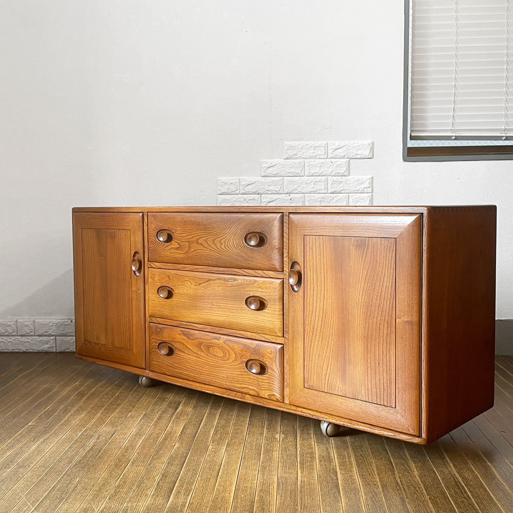 【経堂店】アーコール Ercol ウインザーサイドボード リビングボード キャビネット エルム材 W155cm キャスター付 UKビンテージ 英国家具 買取させていただきました。
