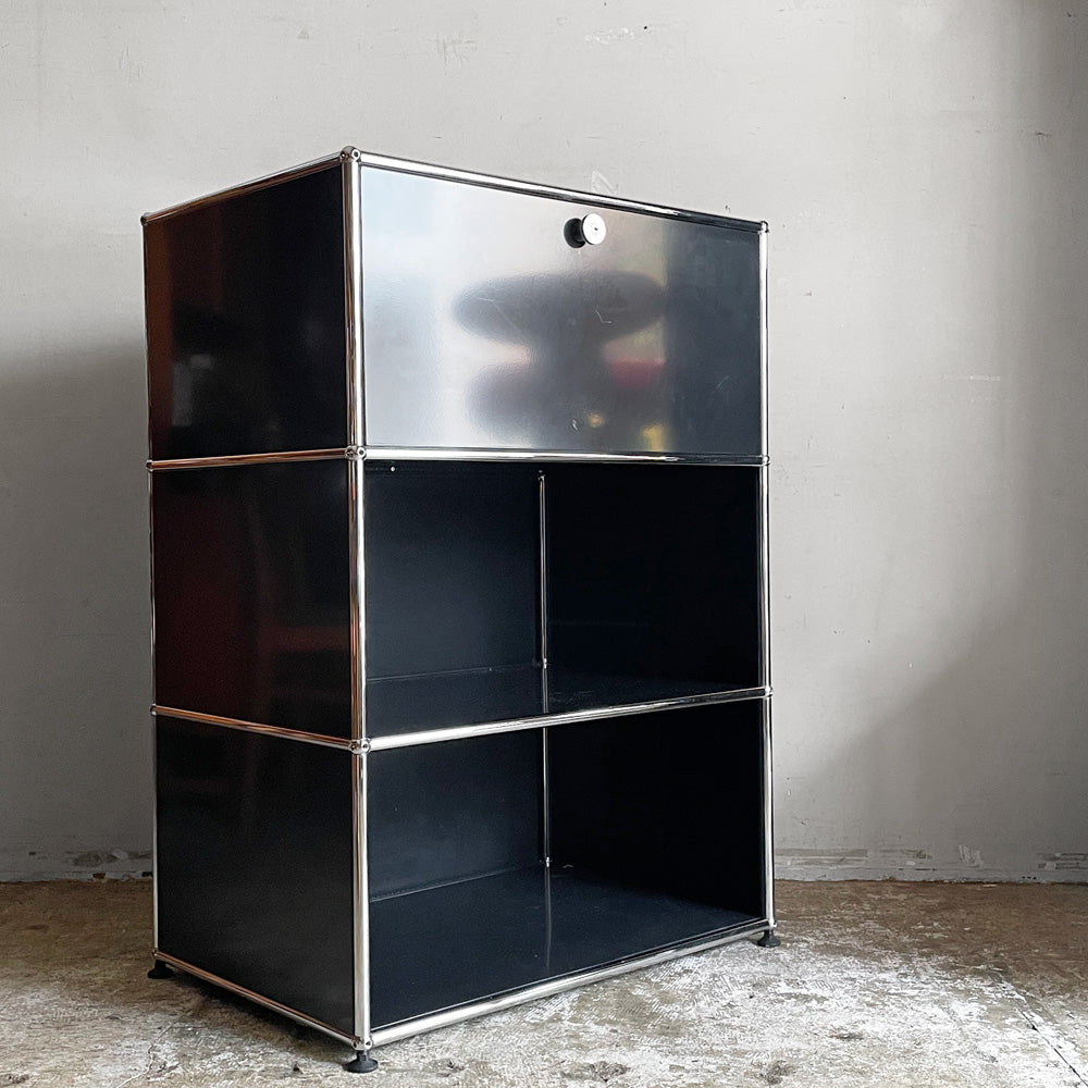 【自由が丘店】ユーエスエムハラー USMハラー USM Haller モジュラーファニチャー キャビネット シェルフ 1列3段 グラファイトブラック ドロップダウンドア×1 鍵付き スイス モダン 買取させていただきました。