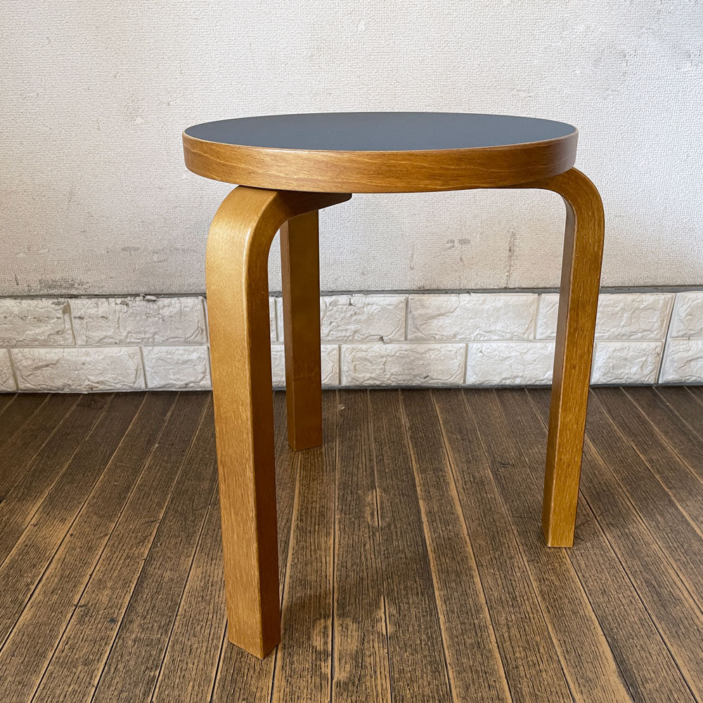 【経堂店】アルテック artek スツール60 stool60 3本脚 SCOPE 別注カラー リノリウム スモーキーブルー × ハニーステイン アルヴァ・アアルト 北欧家具 美品 証明書付 買取させていただきました。