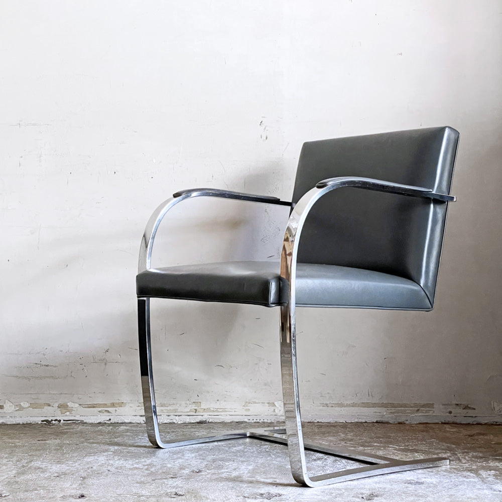 【自由が丘店】ミースファンデルローエ MiesvanderRohe ブルーノ brno アームチェア フラットバー 本皮 グレー系カラー ステンレス カンチレバー リプロダクト品 買取させていただきました。