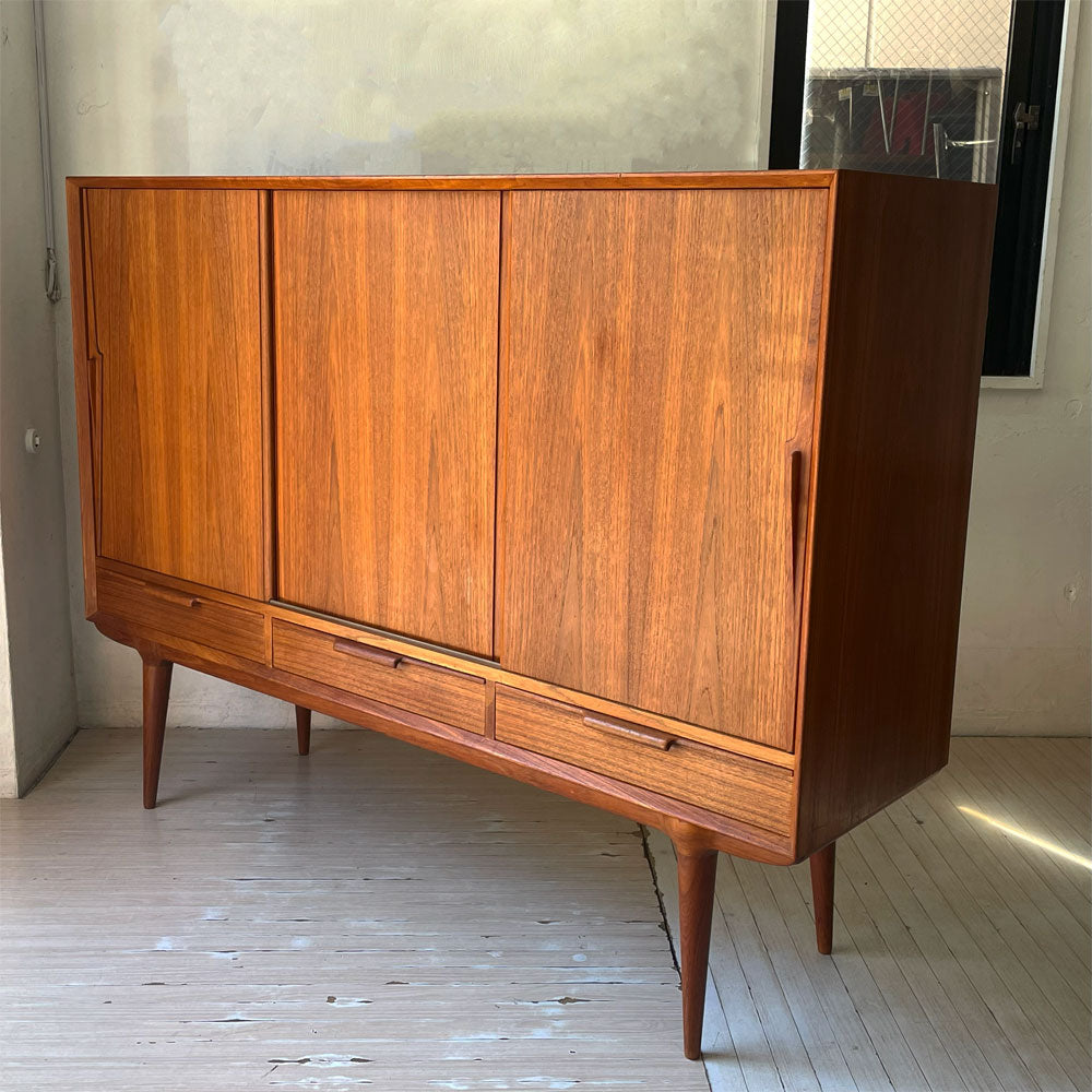【下北沢店】オマーン・ユン OMANN JUN No.17 チーク材 サイドボード 3ドア 3ドロワー デンマーク ビンテージ 北欧家具 買取させていただきました。