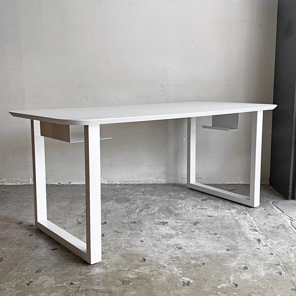 【自由が丘店】かなでもの KANADEMONO ザ・テーブル FENIX NTM天板 ホワイト スクエアスチール脚＋スマートトレイ2個付き デスク ダイニングテーブル W160cm 買取させていただきました。