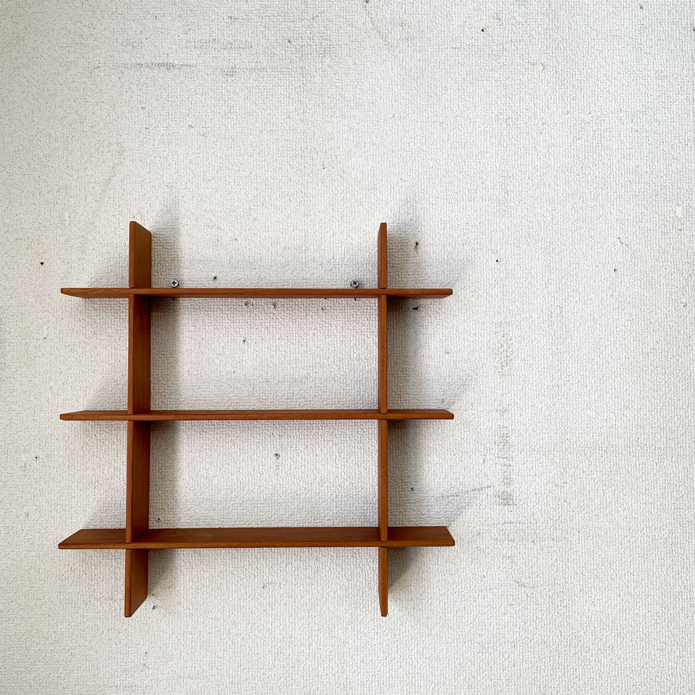 【経堂店】スウェーデンビンテージ Swedish Vintage チーク材 ウォールクロスシェルフ ディスプレイラック 3段 39×39cm 壁掛け ミッドセンチュリー 北欧家具 買取させていただきました。